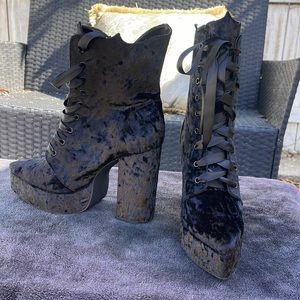 Beautiful velvet pointy toed boots